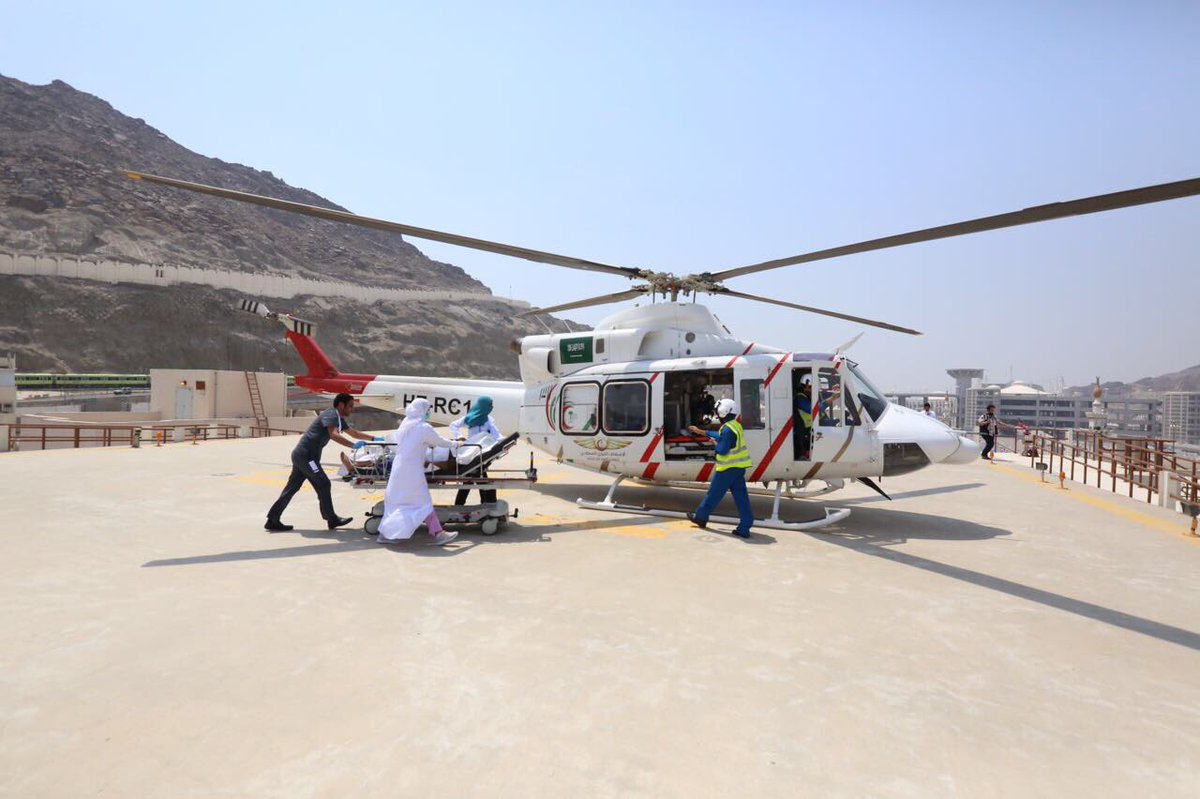 بالصور.. نقل حاج مريض من منى بطائرة عمودية إلى مدينة الملك عبدالله الطبية