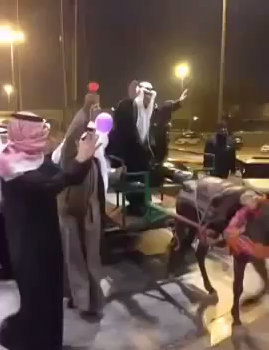 كويتي يخالف تقاليد الزفاف