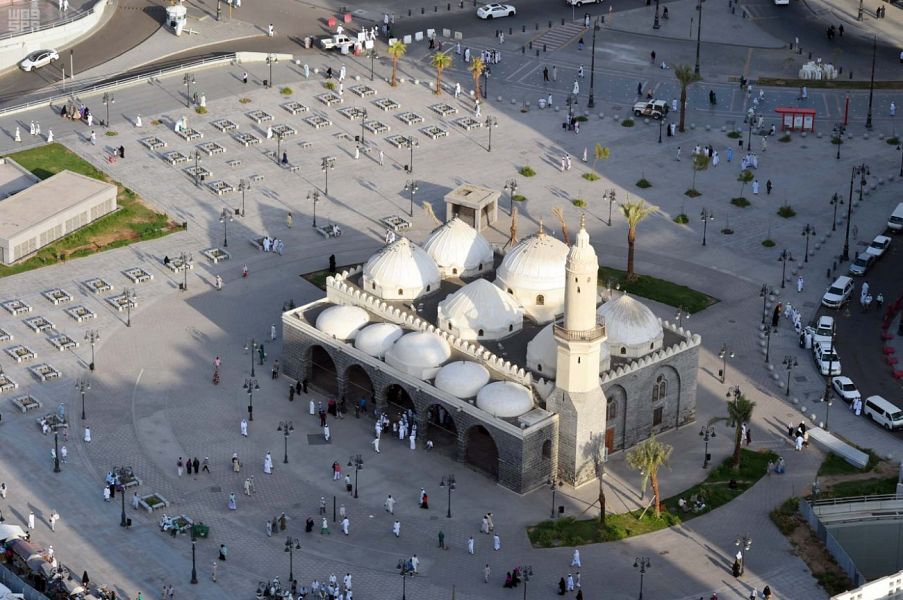 بالصور.. مسجد الغمامة يستقطب زوار المدينة المنورة