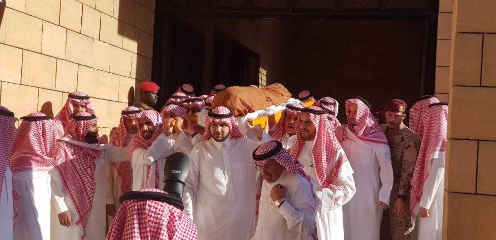 بالصور.. مشهد مهيب في الصلاة على الأمير منصور بن مقرن