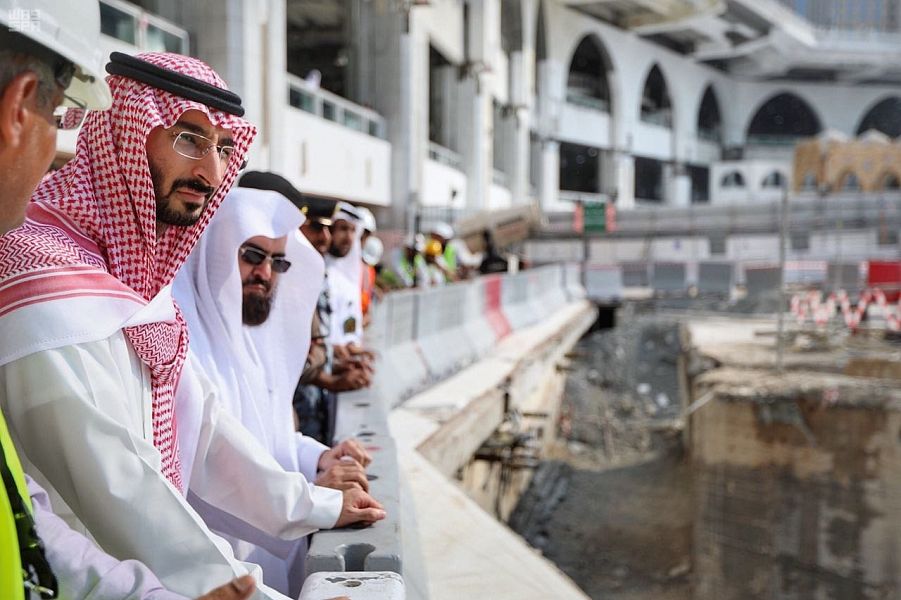 نائب أمير مكة يوجه بتسهيل حركة الحشود بالحرم تزامنًا مع أعمال زمزم