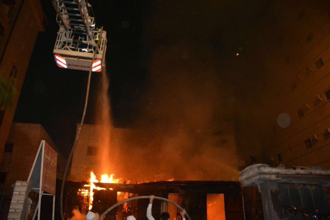 بالصور.. إنقاذ 70 شخصًا في حريق منزل شعبي بشارع فلسطين