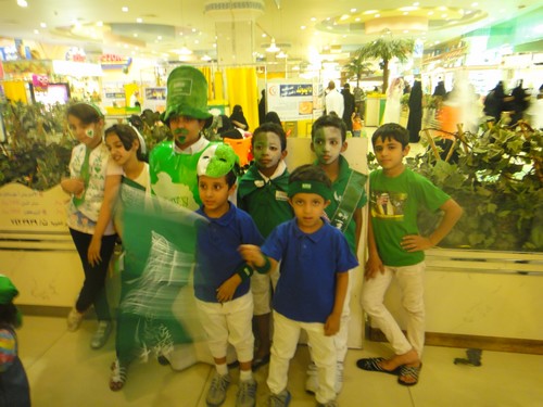مجمع “قلب الطائف الدولي” يوزع الأعلام السعودية على الزوار
