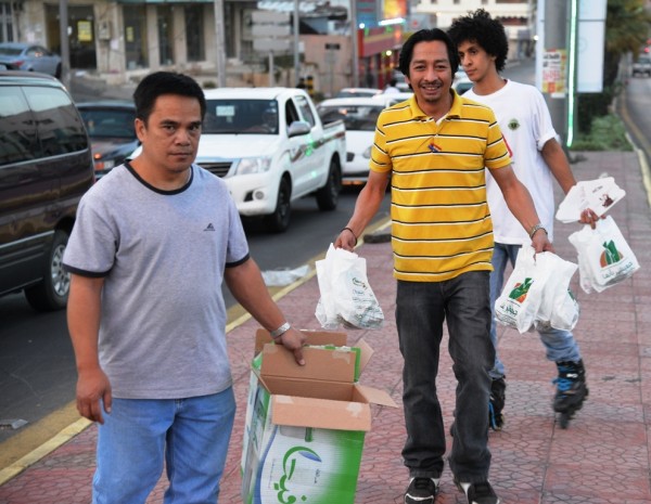 شباب “مهرجان أبها” و”يعطيك خيرها” يوزعون 3000 وجبة إفطار