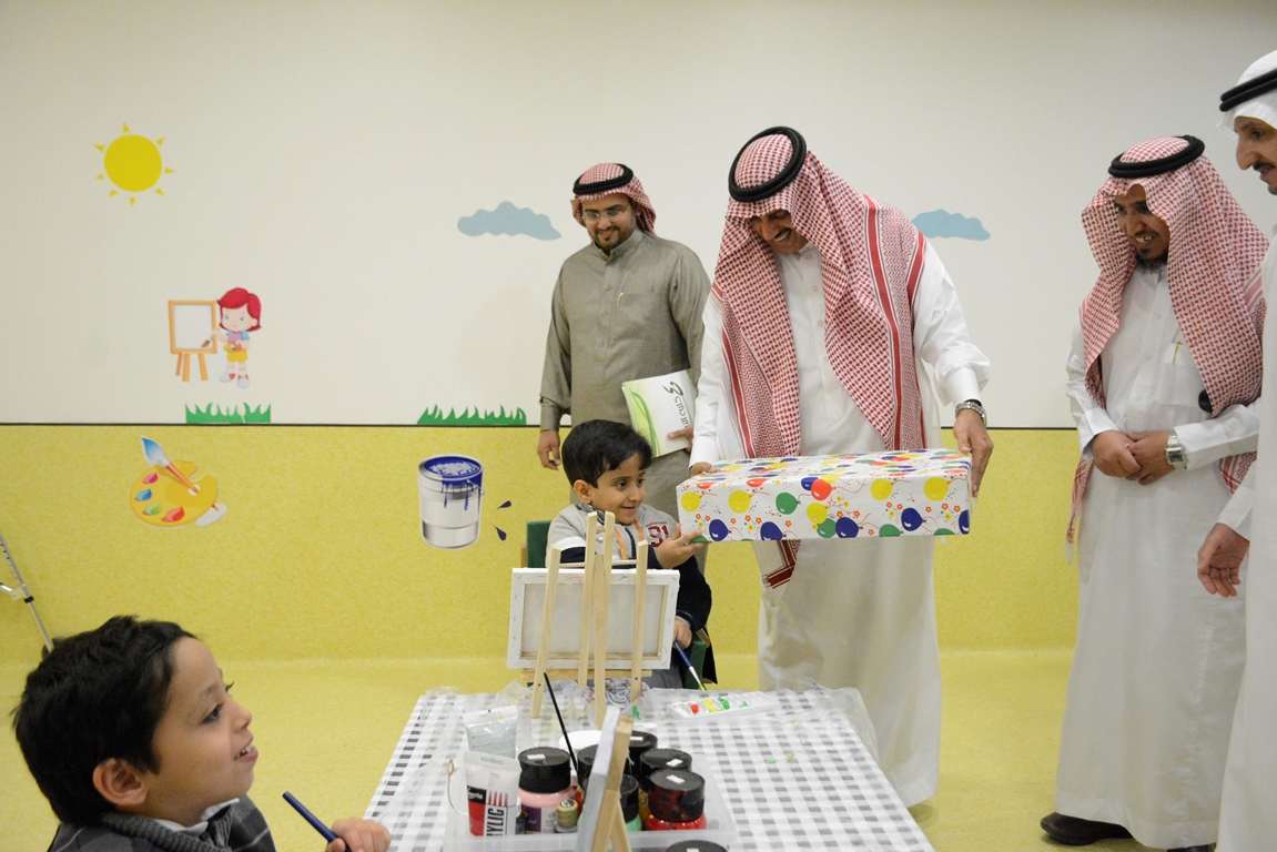 بالصور.. مدير جامعة الملك خالد يزور جمعية الأطفال المعوقين في أبها