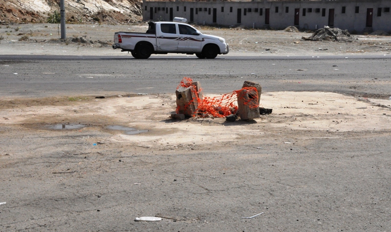 بالصور.. حفر الصرف الصحي بـ #بارق تهدد حياة مستخدمي طريق جدة الدولي