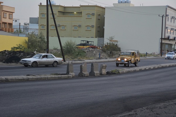 بالصور.. بلدية الخميس تصلح طريق “إجهاض الأجنة”