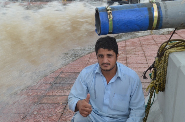 مقيم يستوقف “المواطن” لتصويره عند مضخة مياه نفق السبعين