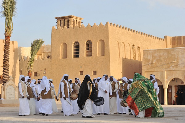 بالصور.. رحلة بحرية يعيشها زوار “بيت الخير” مع النوخذة