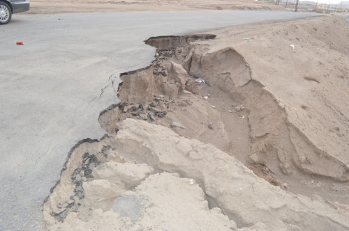 بالصور.. مواطن يوثِّق انهيار طريق “خيبر الجنوب”
