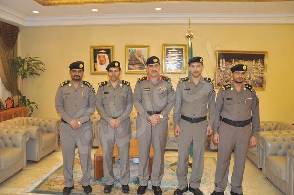 مدير شرطة جدة يقلد عدداً من الضباط رتبهم الجديدة