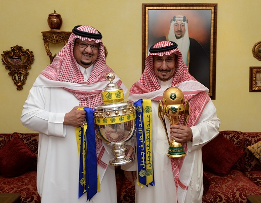 رئيس “النصر” يقدم درع الدوري إلى مشعل بن سعود