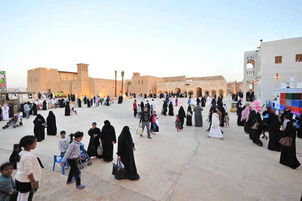 بالصور.. “بيت البيعة” و”العسة” يلفتان أنظار زوار “بيت الخير”