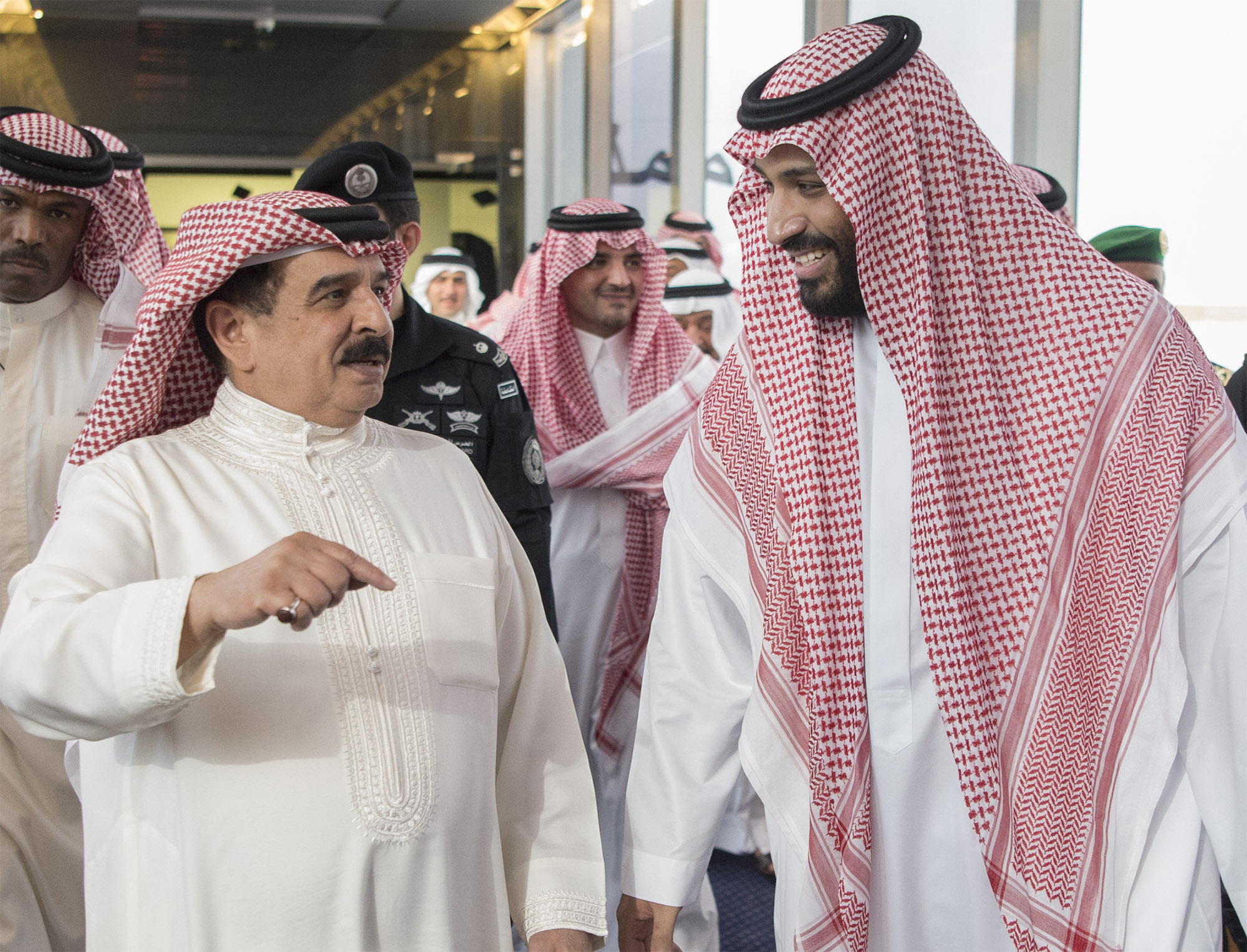 نائب الملك يناقش العلاقات الثنائية مع ملك البحرين