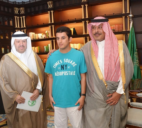 بالصور .. أمير الباحة يستقبل بطل السباحة الغامدي