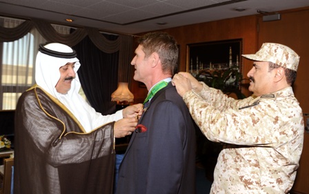 متعب بن عبدالله يقلد كبير المستشارين البريطانيين وسام الملك عبدالعزيز
