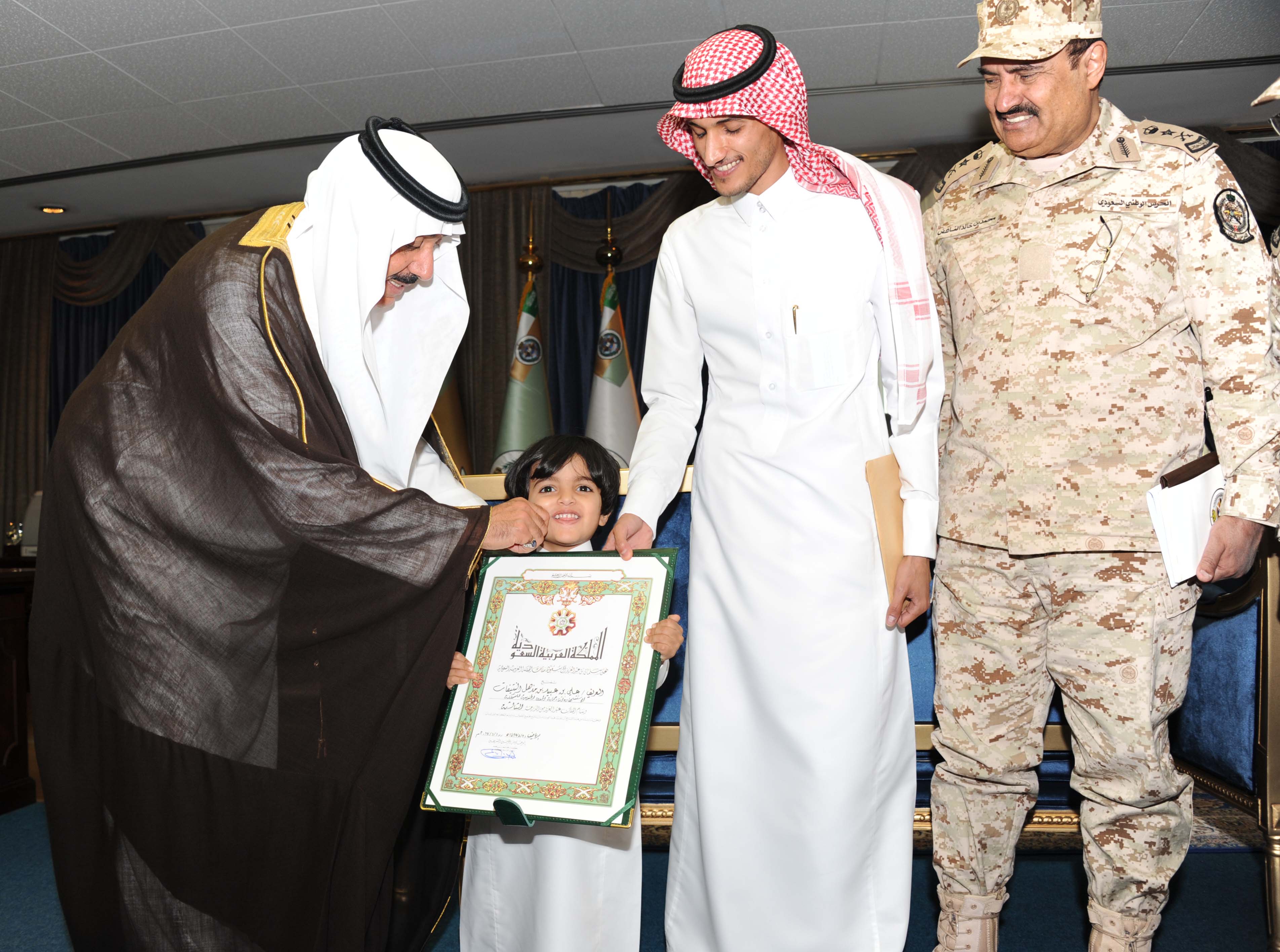 بالصور.. وزير الحرس الوطني يقلد ذوي شهداء الواجب وسام الملك عبدالعزيز