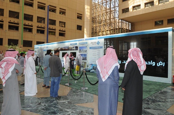 منسوبو جامعة الملك سعود يتعرّفون مشروع “القطار”
