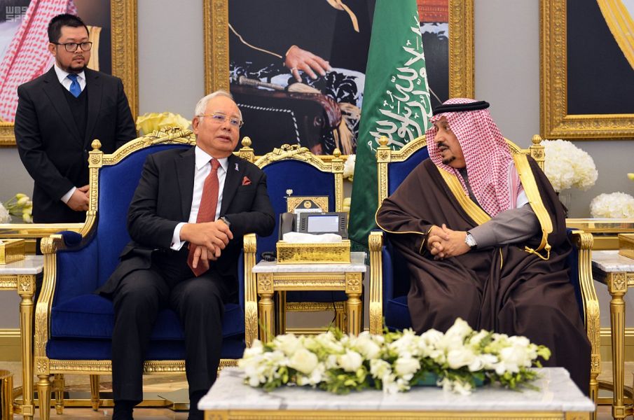 رئيس وزراء ماليزيا يصل الرياض وفيصل بن بندر على رأس مستقبليه