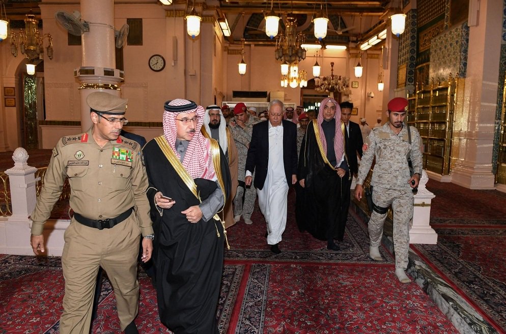 بالصور.. رئيس وزراء ماليزيا يزور المسجد النبوي الشريف