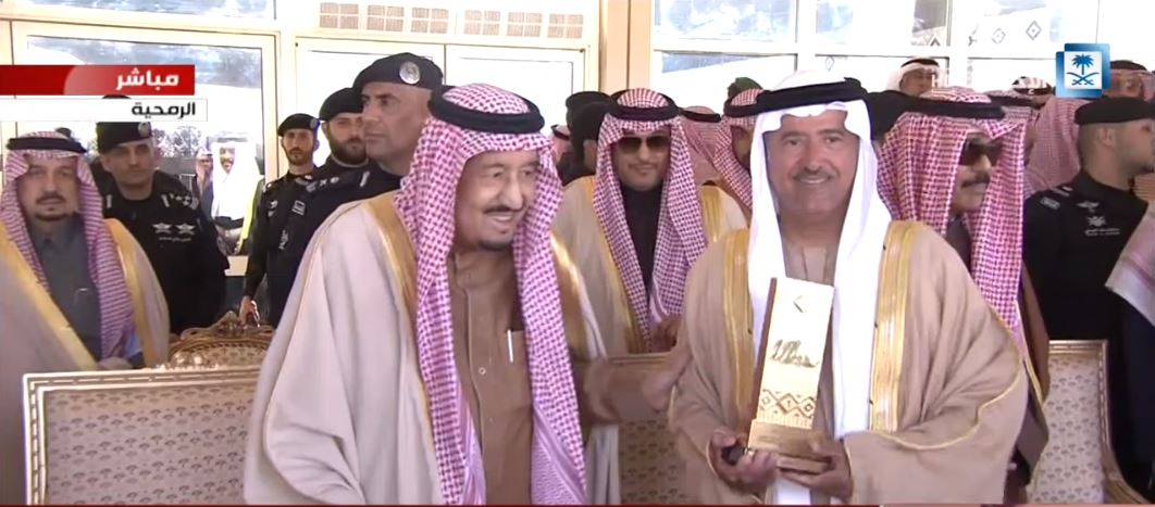 بالصور.. خادم الحرمين يكرم الفائزين بجوائز مهرجان الملك عبدالعزيز للإبل