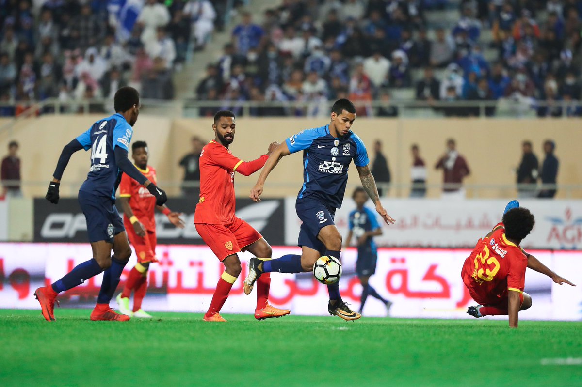 بالفيديو والصور .. كيف كان رد فعل الجماهير والمشاهير بعد هزيمة الهلال؟