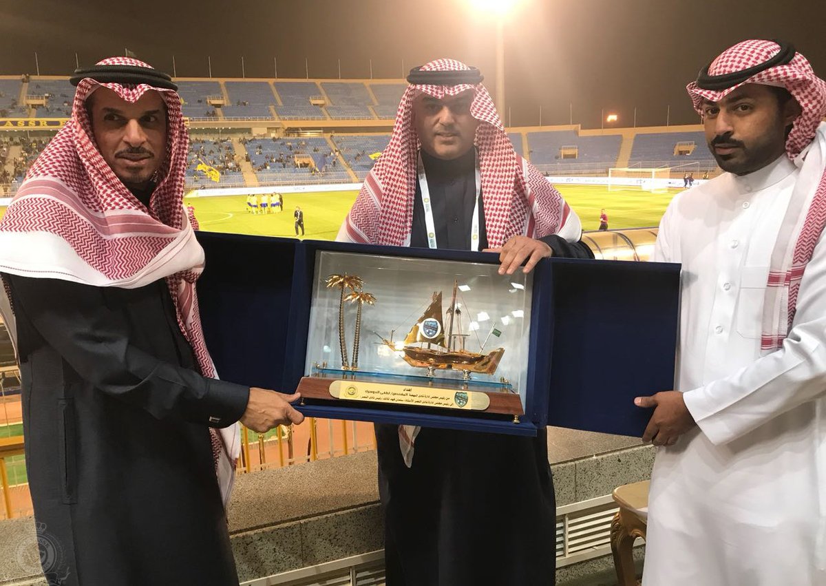 رئيس النصر يتسلم درع نادي النهضة خلال مباراة كأس الملك