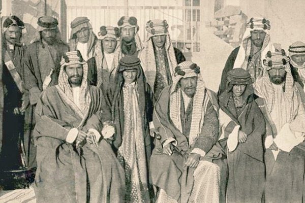 صورة نادرة.. الملك عبدالعزيز مع إخوته وحاكم الكويت قبل 108 أعوام