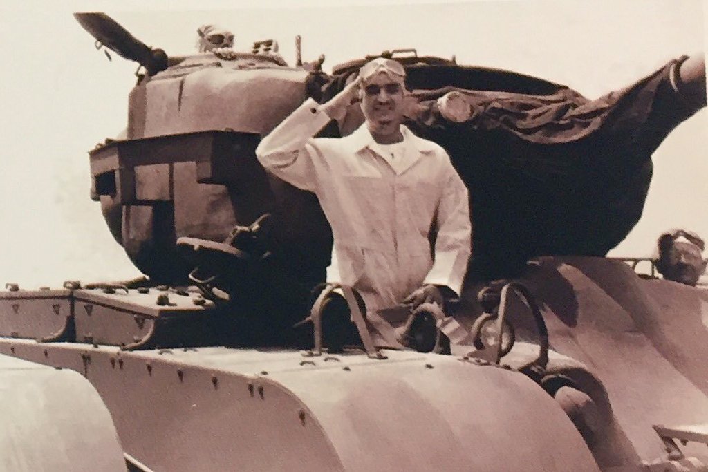 صورة نادرة.. الملك فهد على ظهر دبابة أميركية