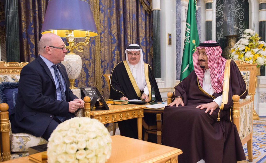الملك يستعرض العلاقات الثنائية مع وزير الدولة البريطاني لشؤون الشرق الأوسط