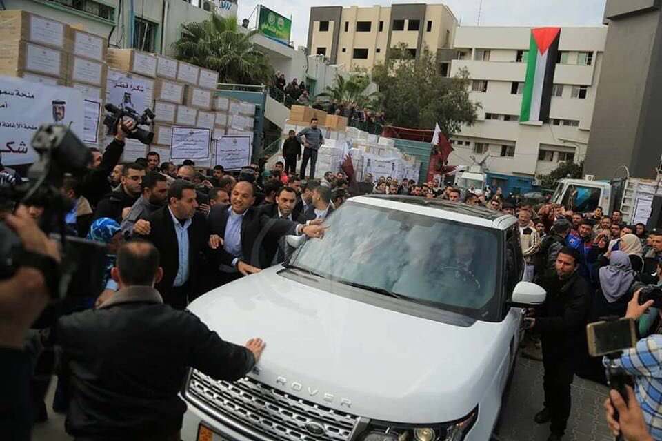 بالفيديو والصور.. فلسطينيون يهاجمون سفير الدوحة بالأحذية وينزلون علم قطر‎