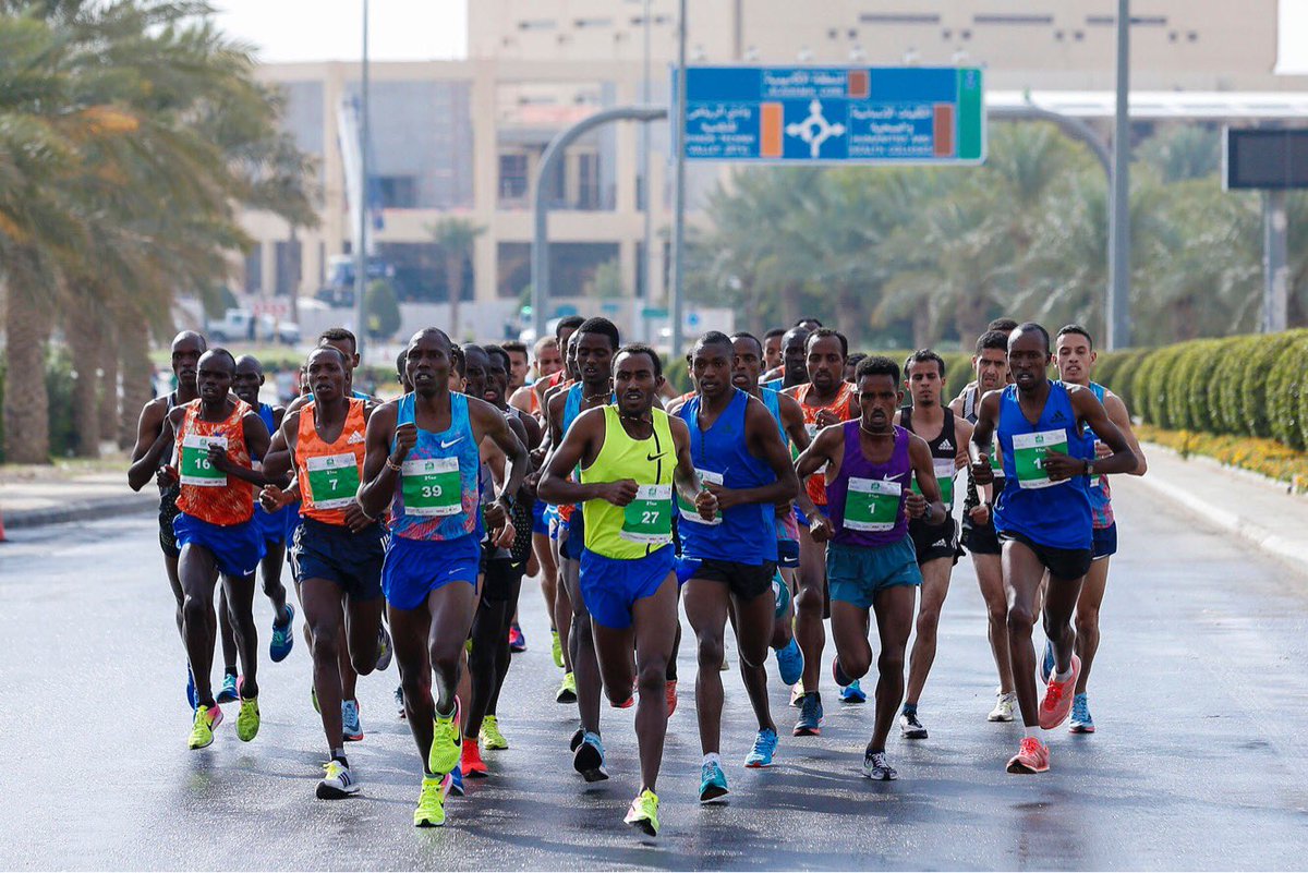 بالصور.. عداؤون عالميون يشاركون في ماراثون الرياض الدولي 2018