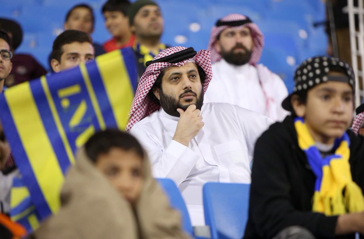 بالصور.. آل الشيخ يتابع مباراة #النصر_الرائد من المدرجات