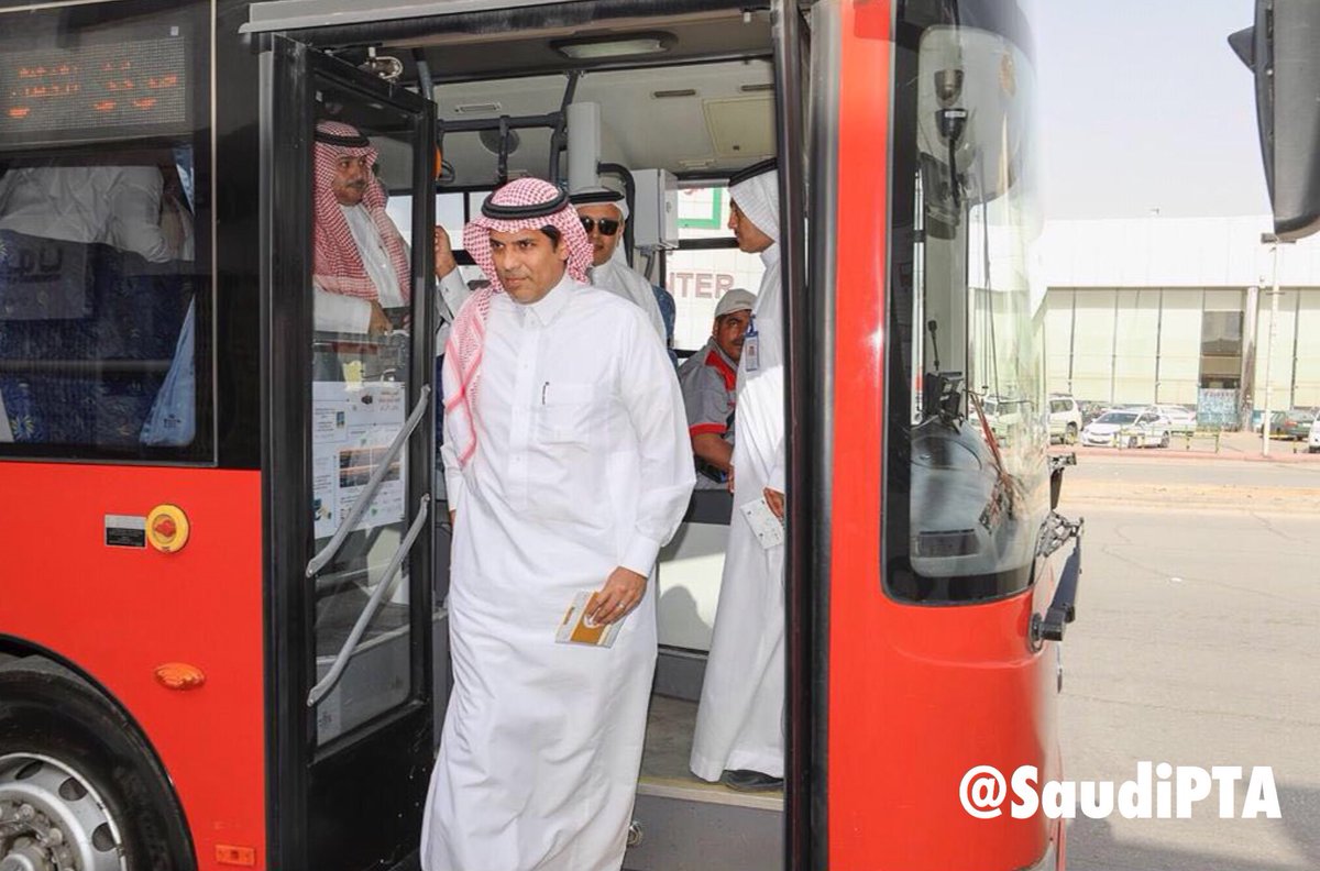 بالصور.. الوزير العامودي يستقل حافلة النقل الجماعي على خط البلدة بالرياض