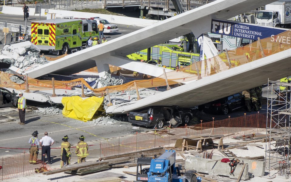 بالفيديو والصور.. انهيار جسر جامعة فلوريدا فوق المركبات يقتل 10 أشخاص