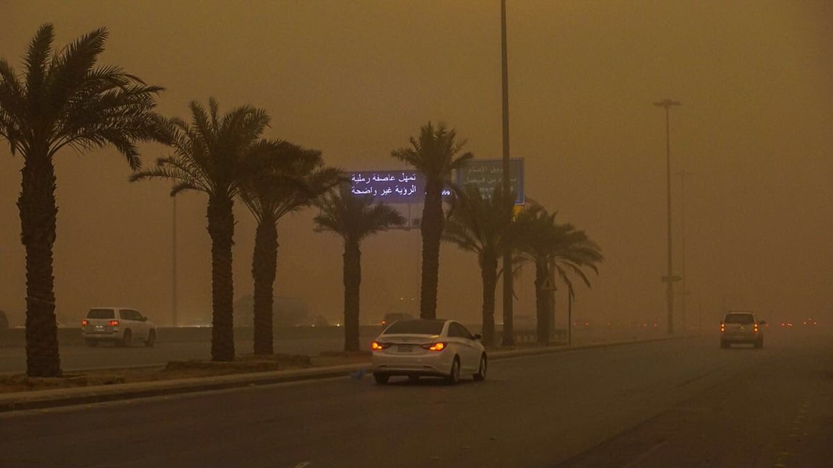 تحذير عاجل .. موجة غبار تلف الرياض حتى منتصف الليل