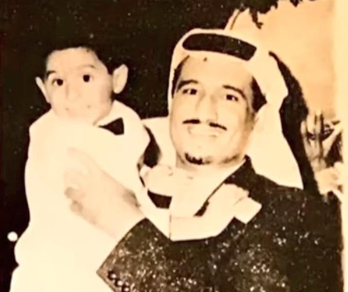 صورة نادرة.. الملك سلمان يحمل ابنه الأمير أحمد
