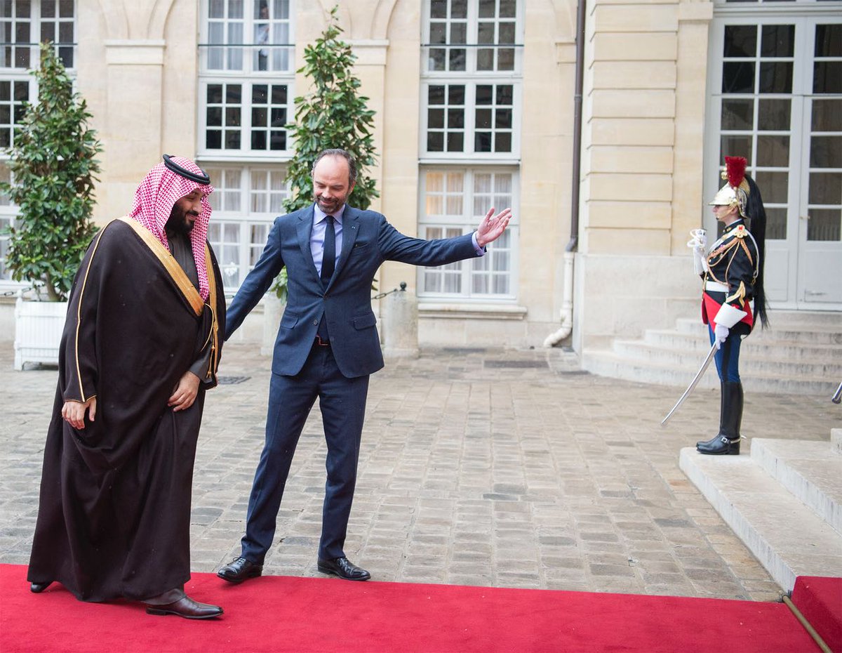 بالفيديو.. رئيس الوزراء الفرنسي يسارع لاستقبال ولي العهد خارج مقر الحكومة