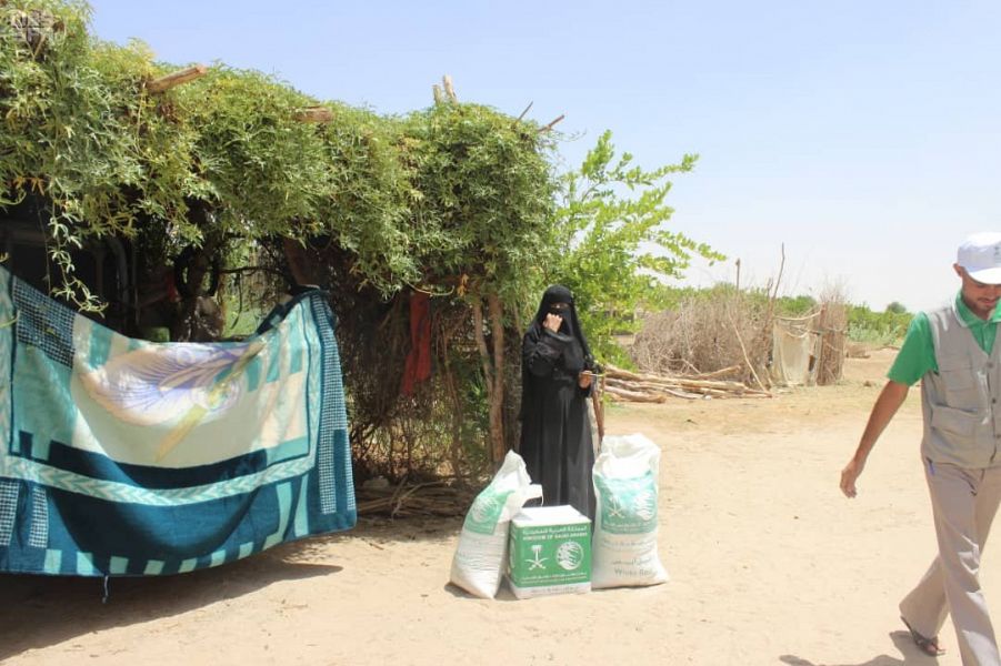 بالصور.. مركز الملك سلمان للإغاثة يوزع 1500 سلة غذائية في قرى مأرب