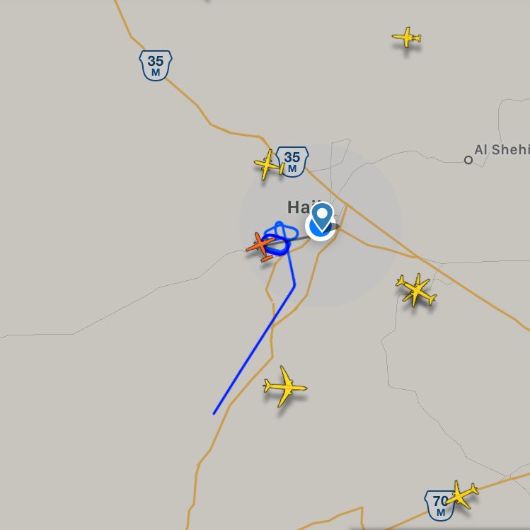 بالصور.. طائرات معلقة فوق مطار حائل بسبب الغبار