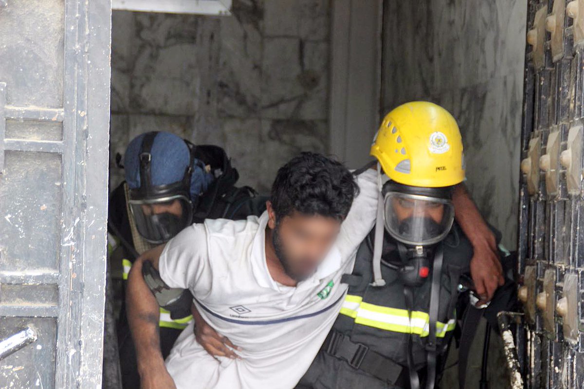 بالصور.. إنقاذ رجل وابنه احتجزتهما النيران في حريق شقة بالطائف