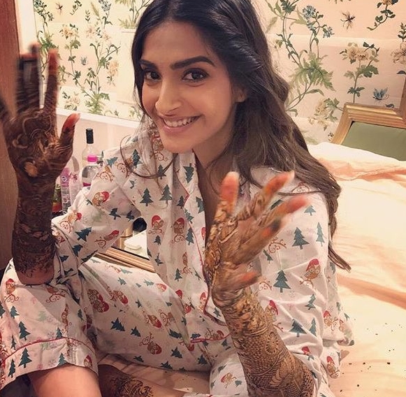 بالفيديو والصور  Sonam Kapoor سونام كابور تحتفي بليلة الميهندي