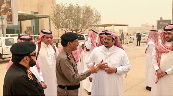 بالصور.. نائب أمير الرياض يتفقد موقع سقوط شظايا صاروخي الحوثي