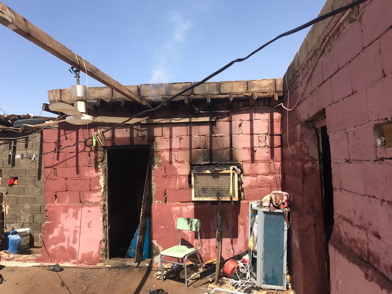 بالصور.. حريق منزل شعبي يصيب ٤ مقيمين بمهد الذهب