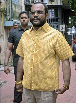 هندي يحتفل بعيد ميلاده بارتداء قميص من الذهب الخالص