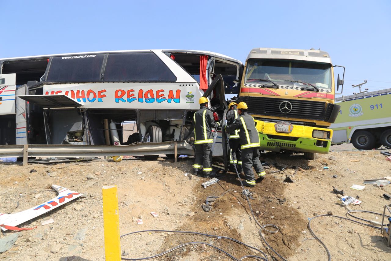 وفاة شخصين وإصابة 26 في حادث تصادم حافلة وشاحنة بمكة المكرمة