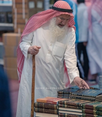شاهد.. عصا المعرفة والقراءة تحمل مسنًّا على التجول بمعرض الرياض للكتاب