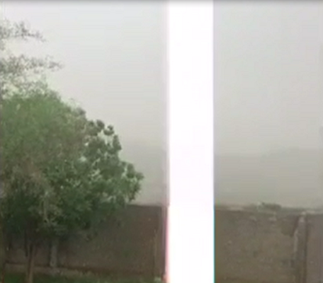 بالفيديو.. شاهد صاعقة تضرب فتاة أثناء تصويرها للأمطار