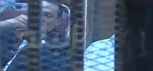 بالفيديو.. مبارك يحي أنصاره بالقبلات من خلف القفص