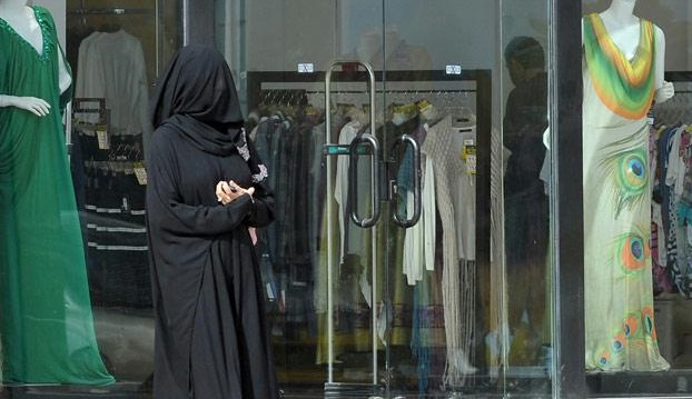 اقتصاديون: إغلاق المحلات في التاسعة يعيق سعودة الوظائف